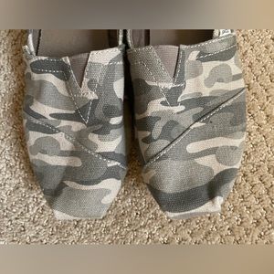 GREEN CAMO TOMS size 7